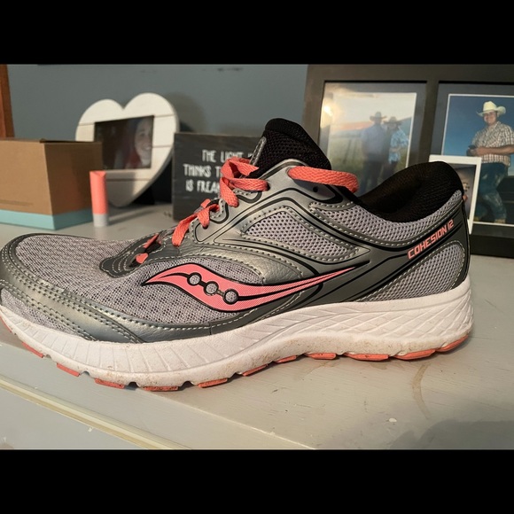 Women’s tennis shoes - Picture 2 of 4